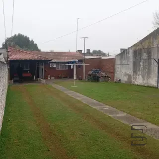 Casa en venta en Monte Grande - 3 ambientes con cochera y patio
