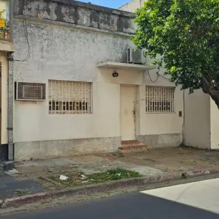 CASA 3 DORM, EN VENTA UBICADO SOBRE CALLE TUCUMAN, ENTRE RIVADAVIA Y AV. 3 DE ABRIL