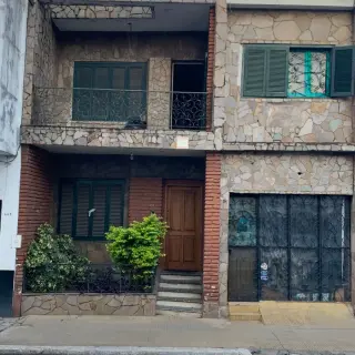 VENDO CASA DE DOS PLANTAS POR CALLE CORDOBA