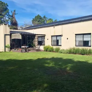 VENTA DE CASA  3 DORMITORIOS UBICADO EN B° PARQUE LECONTE, SANTA ANA.