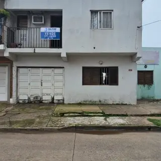 VENDO CASA A RECICLAR 2 PLANTAS, POR CALLE ISRAEL ENTRE AV. ARTIGAS Y COLOMBIA