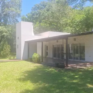 VENTA DE TERRENO CON CASA  1 DORMITORIO, UBICADO EN B° PARQUE LECONTE, SANTA ANA